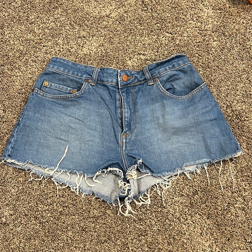 super flattering roxy jean shorts size 28 mid rise fraying at the bottom